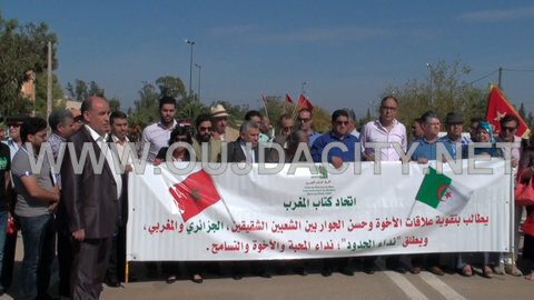 VIDEO اتحاد كتاب المغرب ينظم وقفة احتجاجية بالحدود المغربية الجزائرية ويصدر نداء الحدود